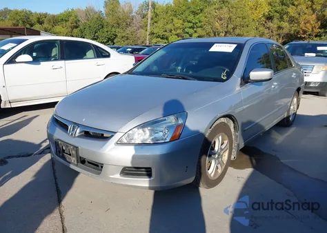 2006 Honda Accord 2.4 Ex z USA, uszkodzony, nr VIN 1HGCM56776A108252